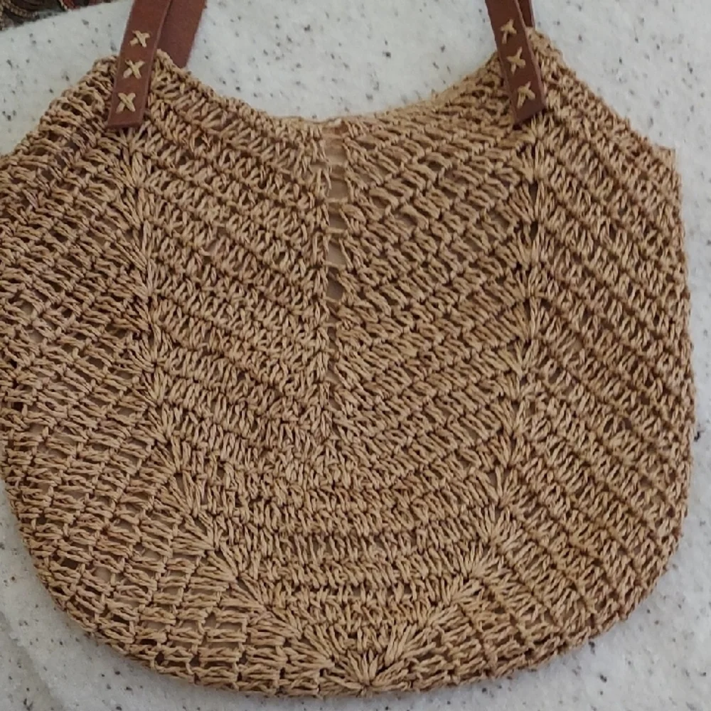 Stylish Tan Woven Handbag - Picture 6 of 9